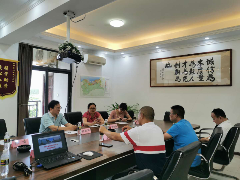 与澄迈老城管委会曾海燕主任在龙盘油田调研